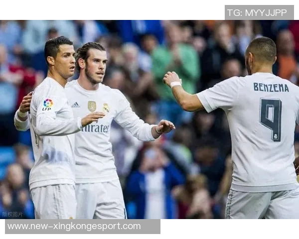 克罗斯评选历史最佳阵容梅西C罗领衔中场魔笛齐祖前锋大小罗同在