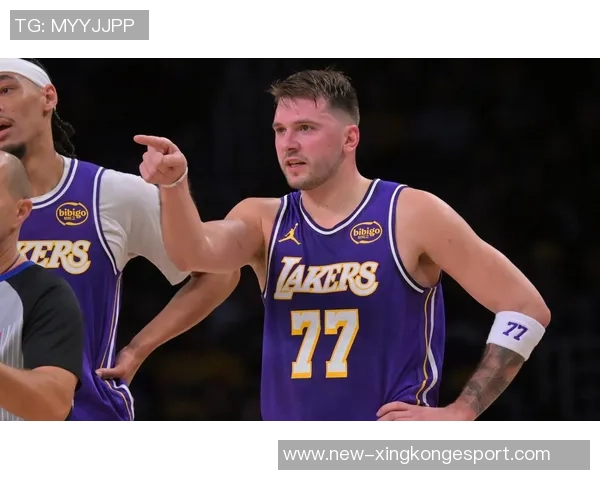 小里与东契奇的默契搭档雷迪克谈勒布朗缺阵的影响与应对策略